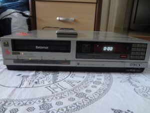 İKİNCİ EL ADORE GAMİNG PROFESYONEL OYUNCU MASASI 13 klasik kumandalı sony betamax video kaset oynatıcı